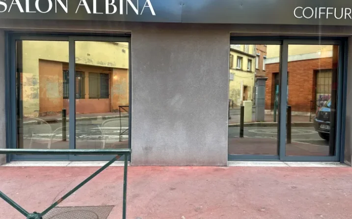 La façade anthracite et l’enseigne du Salon Albina à Toulouse